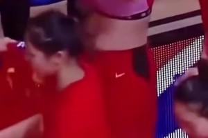 李梦不止一次在场边换衣服，真是不把吧友当外人啊！