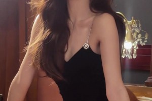 美娜一身黑色长裙 “美艳动人”，这谁扛得住啊